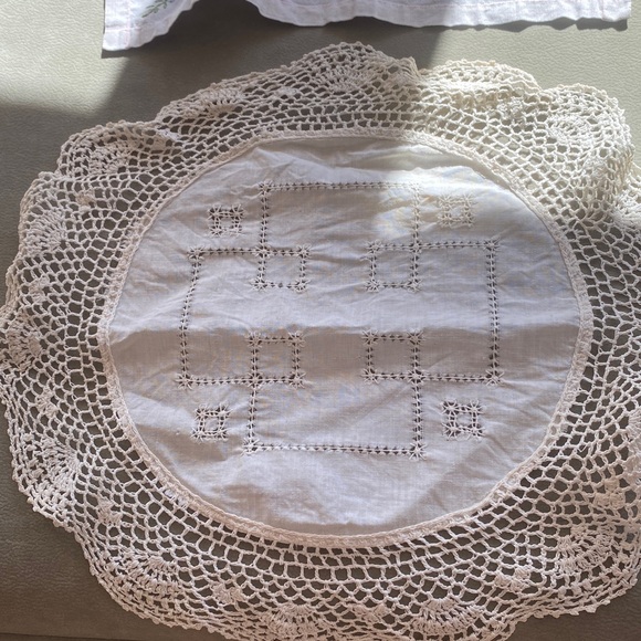11 Vintage doilies in various shapes and sizes Some have imperfections - Picture 6 of 15